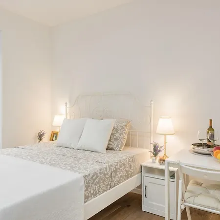 Mediterranean Vintage Room Split Exterior photo